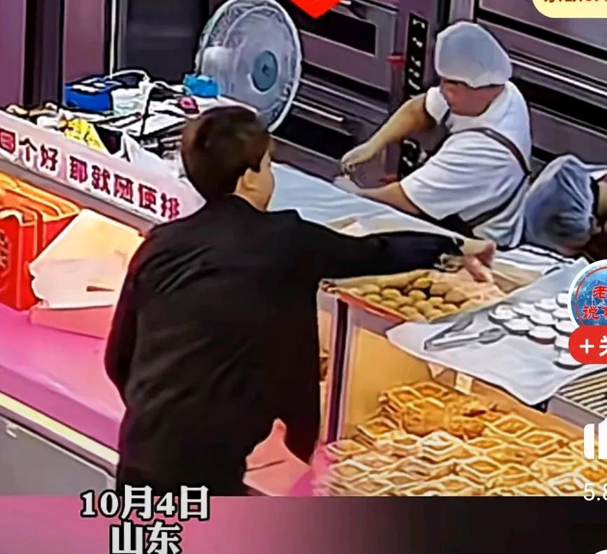 烘培店老板尝了一下自家月饼，做月饼的员工正在低头工作，却被新来的未曾谋面的新员工