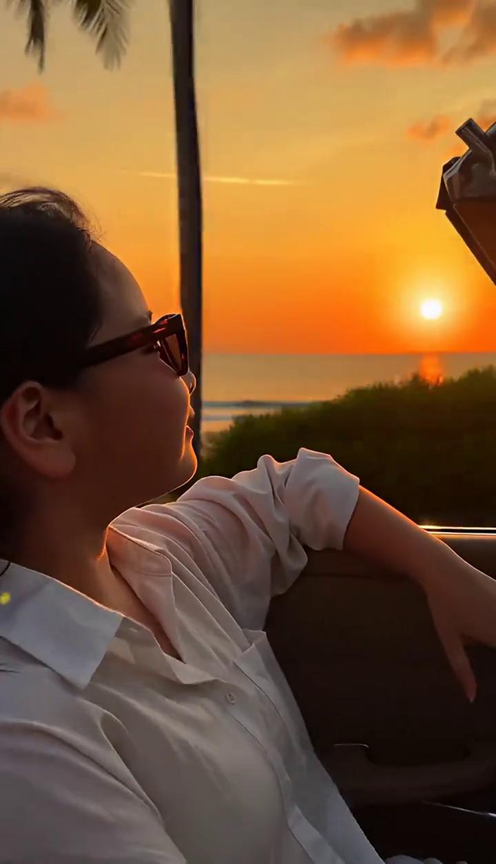 这条路好像没有尽头，今天的云像被太阳烤化了似的，原来不用墨镜也能看见这么美的落日
