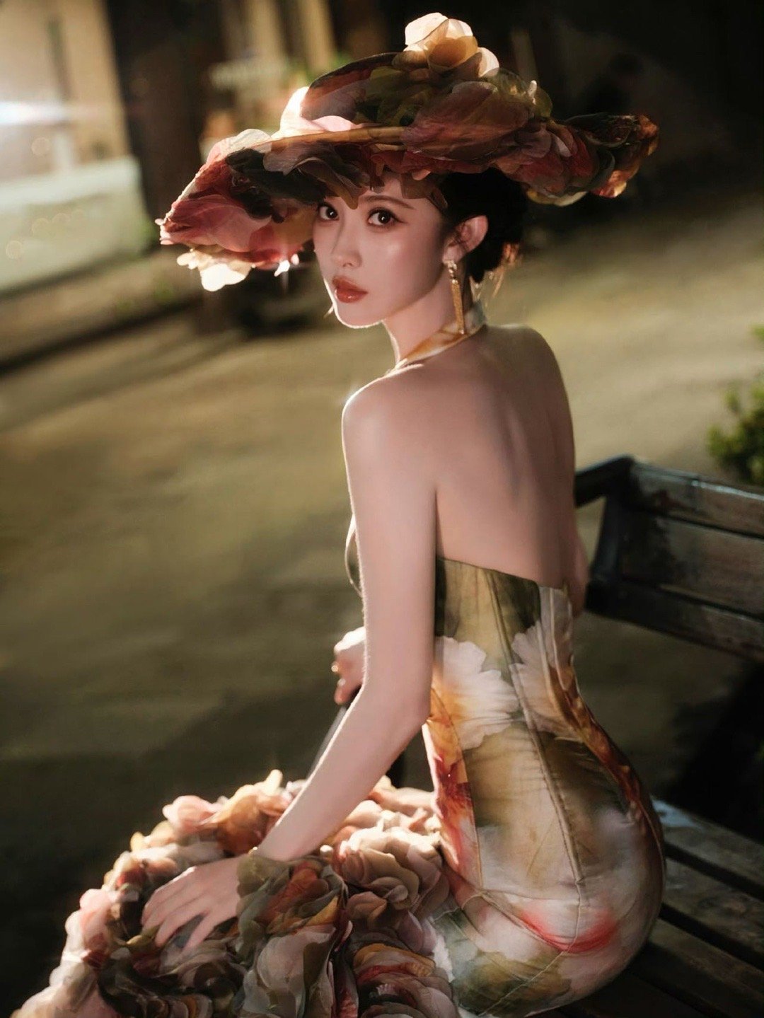 时尚史该为此刻新增章节！琥珀色瞳仁里漾着新艺术运动曲线，束腰鱼尾裙摆曳出装饰主义