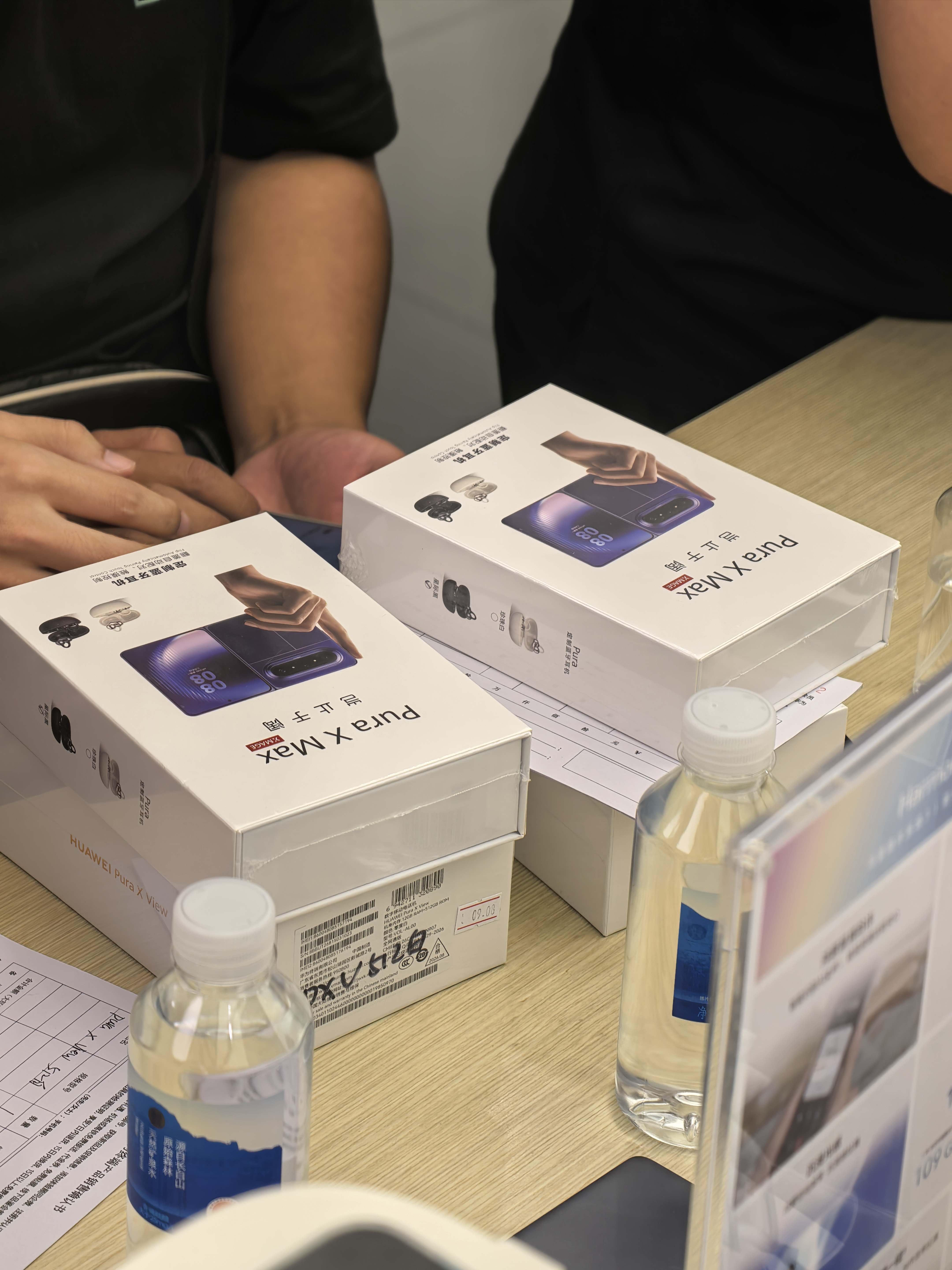 华为Pura X View已经拿到了，上手确实轻薄，有个哥们直接拿4台[666]