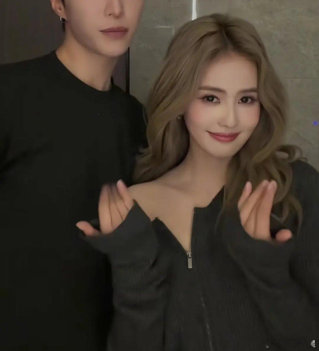 穿衣自由，就是三张照片三个人既视感，还有一种用力过猛强凹时尚感的土气～ 