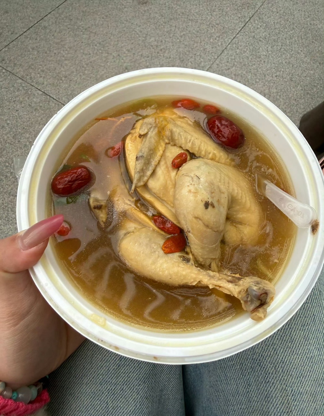 迪丽热巴给粉丝点了奶茶面包鸡汤，热巴好暖心呀！ 