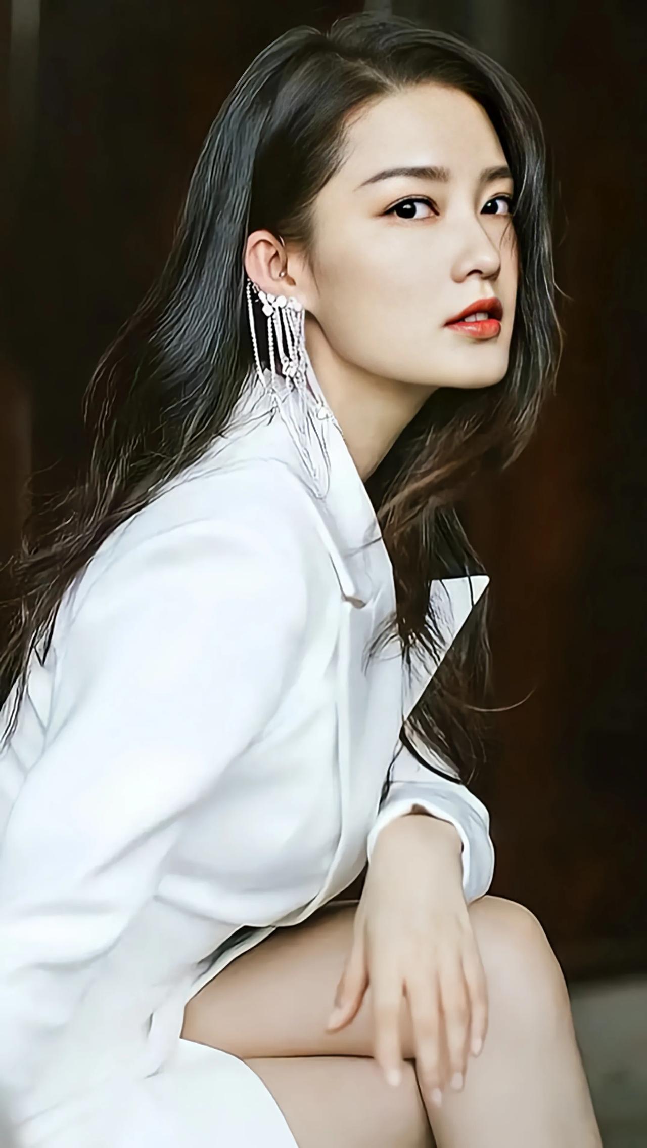 #李沁到底有多美#李沁的美，不妩媚妖娆，笑起来会好甜，美到让人心动。