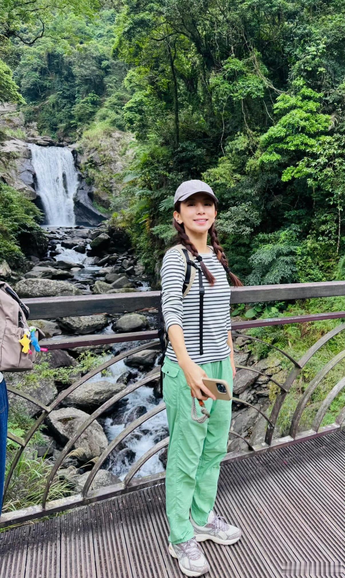 Selina、Hebe、Ella三个人一起爬山she合体爬山了