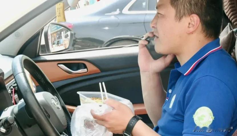 从“车轮上的疲惫”到“电瓶上的安逸”，中国县城正掀起一股就业新风潮。

细心的朋