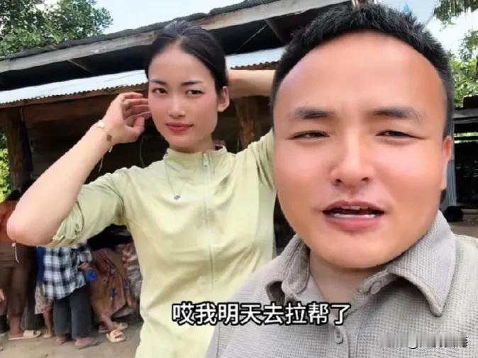 今天小胖阿水几位粉丝来到老挝，还买了菜和水果来到阿水的小村庄，小胖的几位大哥真是