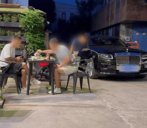 霸总开着劳斯莱斯吃路边小馆路边摊就是好吃，毕竟再霸总的人设，也得被烟火气治愈，老