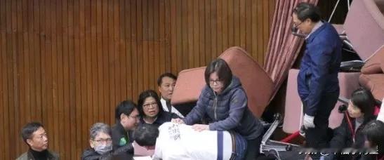 昨天台湾所谓“立法院”上演全武行，简直乱套了。蓝绿两阵营激烈打斗细节照片曝光，绿