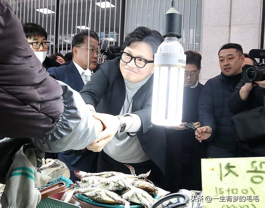 3日，韩国国民力量党前党首韩东勋公开回击党首张东赫。张东赫此前将亲韩派议员陪同韩