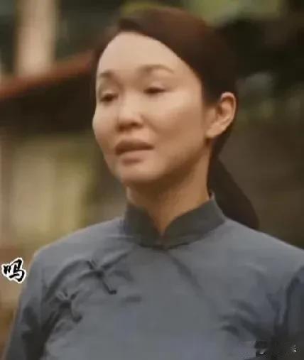 如今的范文芳，颧骨突出，鼻梁塌，与曾经在电视剧中的形象判若两人！岁月无情，美人已