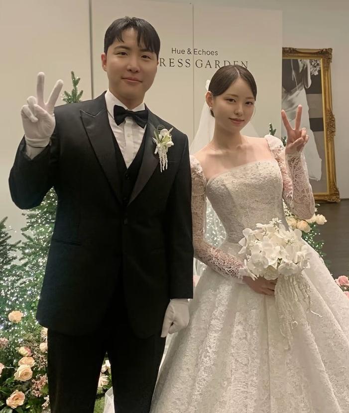 韩乒林钟勋很有福气，自己的混双搭档申裕斌既漂亮又有实力，两人相处像兄妹；妻子也是