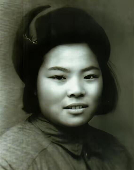 谢上珍，1929年出生，浙江余姚人。

中国共产党党员，志愿军第20军教导团文化