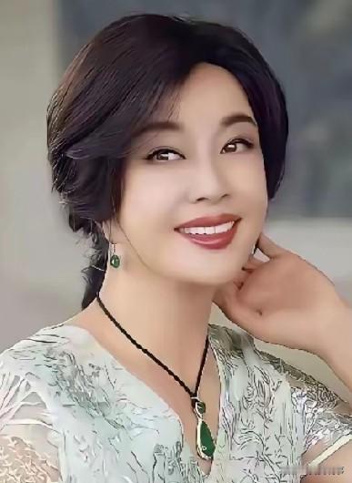 刘晓庆命里不缺男人，但是也没有一个男人能真正驾驭得住刘晓庆，不是刘晓庆愿意做大女