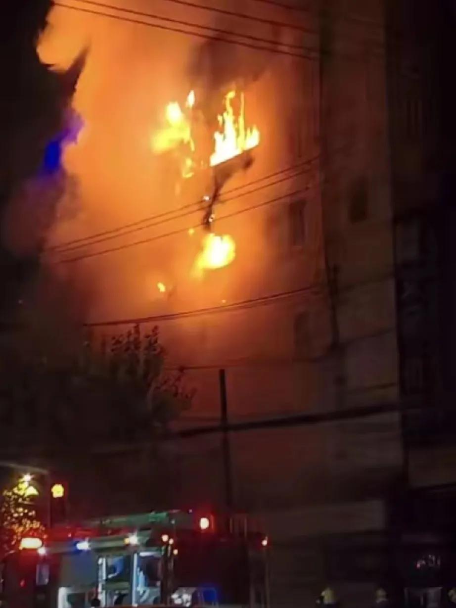 《曲阳路凌晨火光！

今天凌晨 2 时 20 分，虹口区曲阳路玉田路路口发生的那