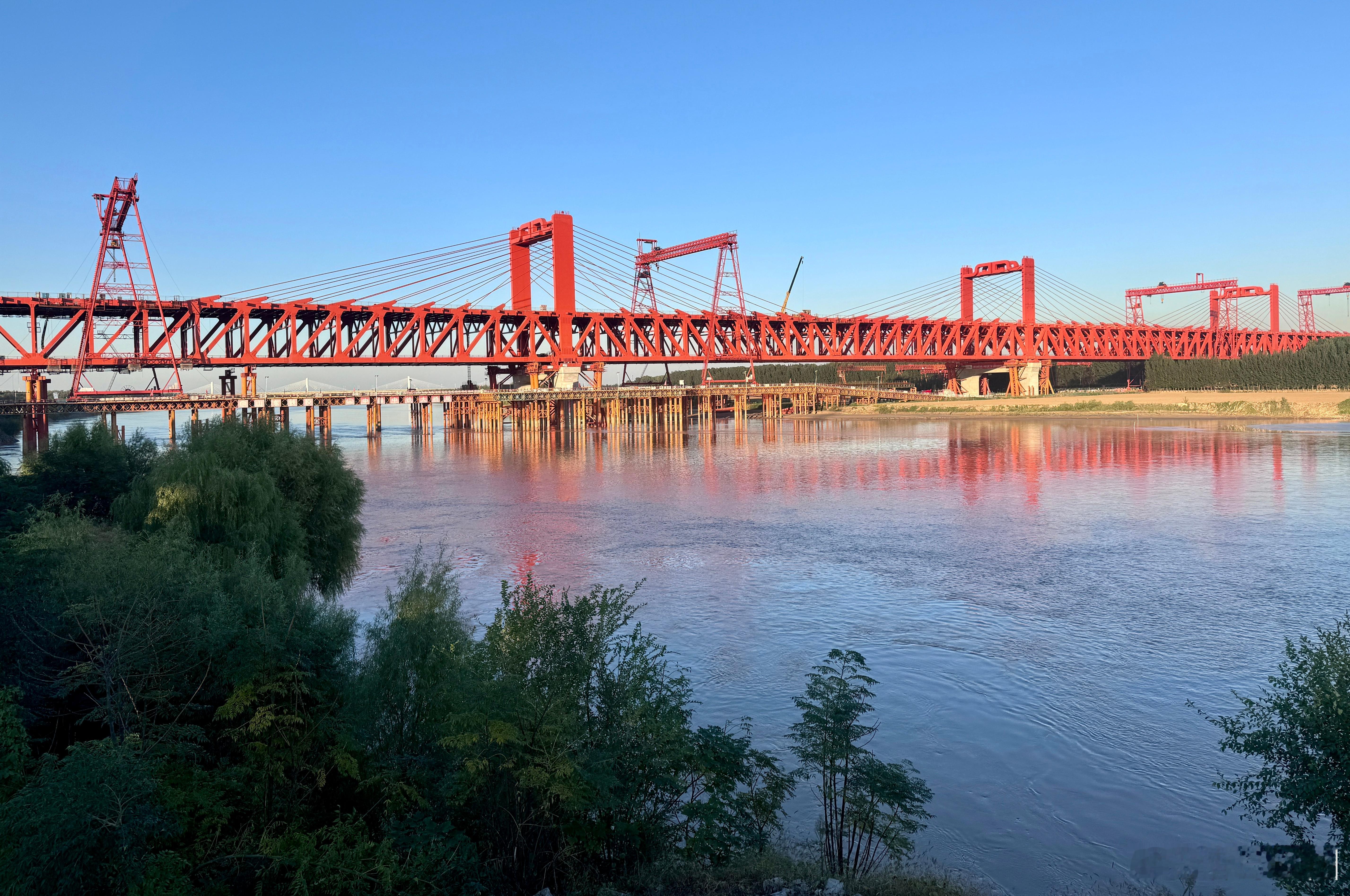 济滨黄河大桥建设现场热火朝天，施工团队全力以赴，预计不久将顺利竣工通车。 #跨越