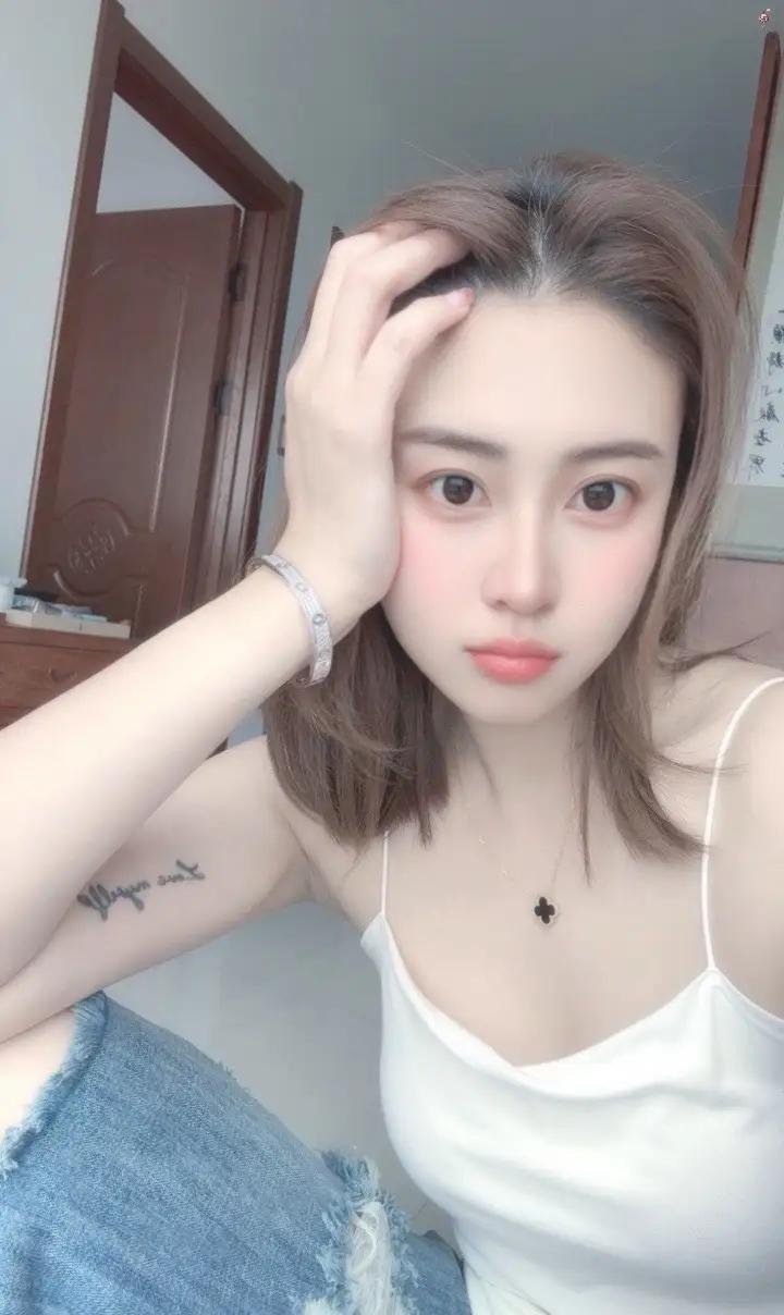 这姑娘有点无聊，摸着头发发呆。美女剪个头发 柔顺发丝自拍 晚风吹乱长头发 治愈发