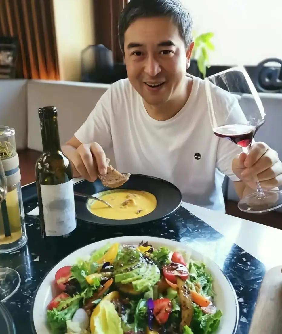自己动手，丰衣足食。
能看出张嘉译吃的非常开心。下厨我是爱好的