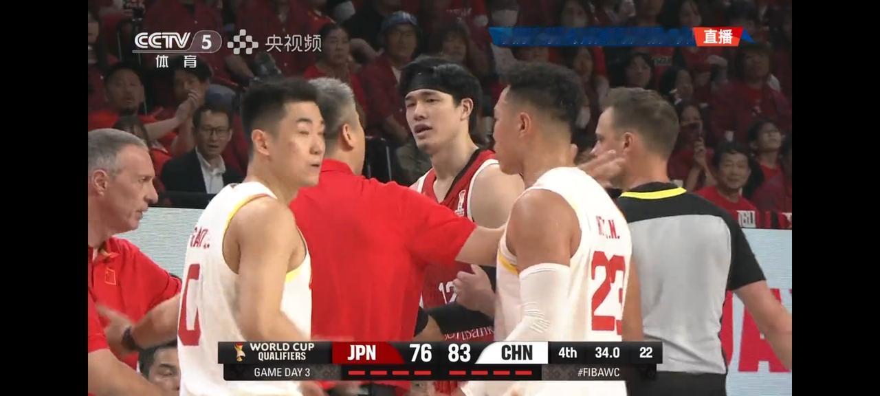 从最高落后15分，到逆转日本男篮，谁是最大的功臣
请和我一起喊出他的名字贺希宁。