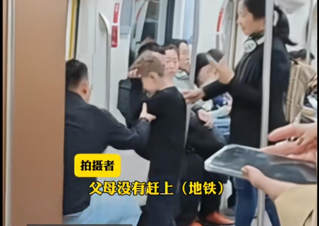 太搞笑了，外国小孩在北京地铁上没找到爸爸妈妈，害怕的哭起来。热心人士前去询问安慰