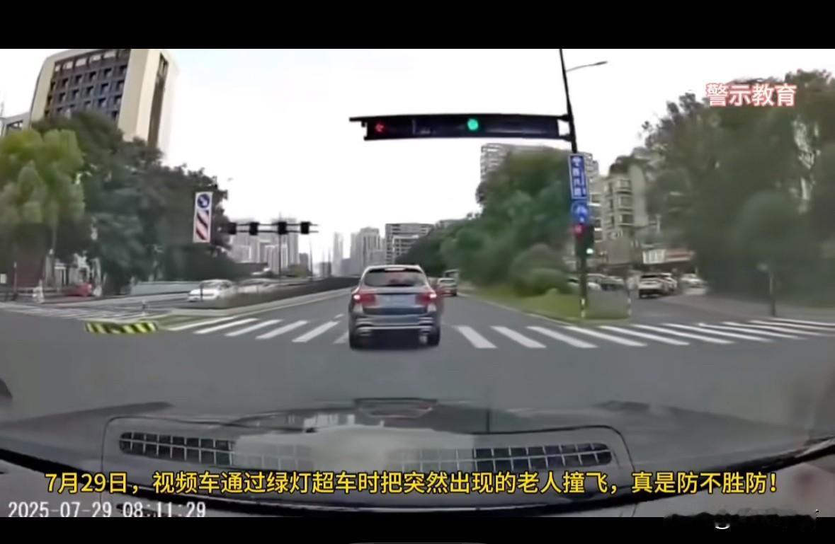 不要以为是绿灯就万事大吉了！一位车主过绿灯时没关注到前车刹车灯亮起，以为他就是普