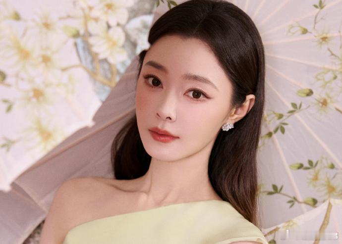 宋轶美人尖 宋轶的古典气质，因美人尖而有了更精准的落脚点。它让她的面容在温婉中透
