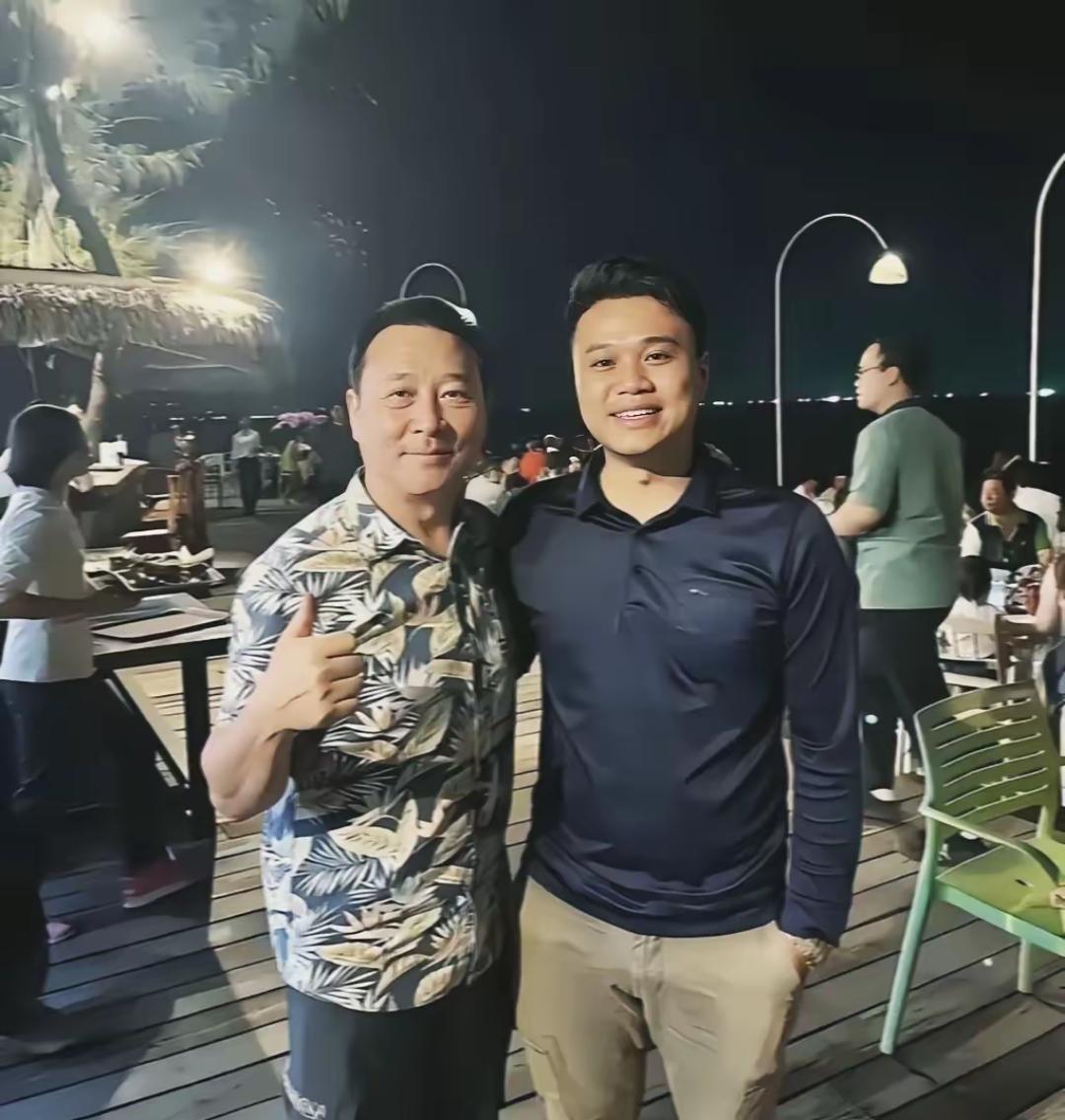 北京一个19岁的小伙子找工作已经身无分文，在公园长椅上睡了一个星期，被一位陌生大