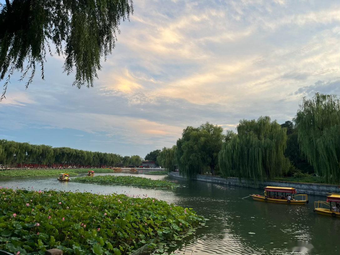 逛北海，又遇到红彤彤的晚霞，我本来想独自享受，这里摄影爱好者跟三里屯一样多 