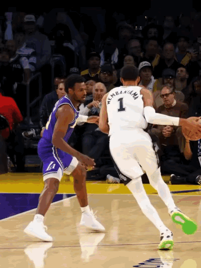 真是虎父无犬子啊。1.87米的布朗尼硬扛2.24米的文班亚马，虽然布朗尼被顶飞了