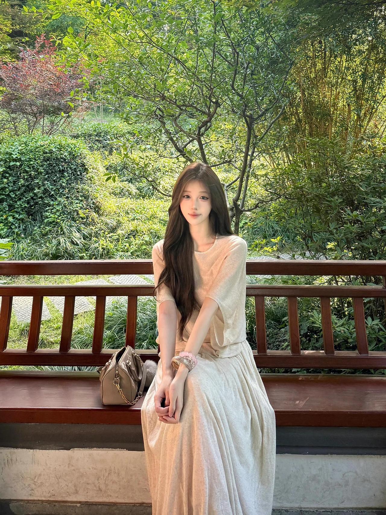 绿树掩映下美人倚栏坐亭前花影 清纯美女