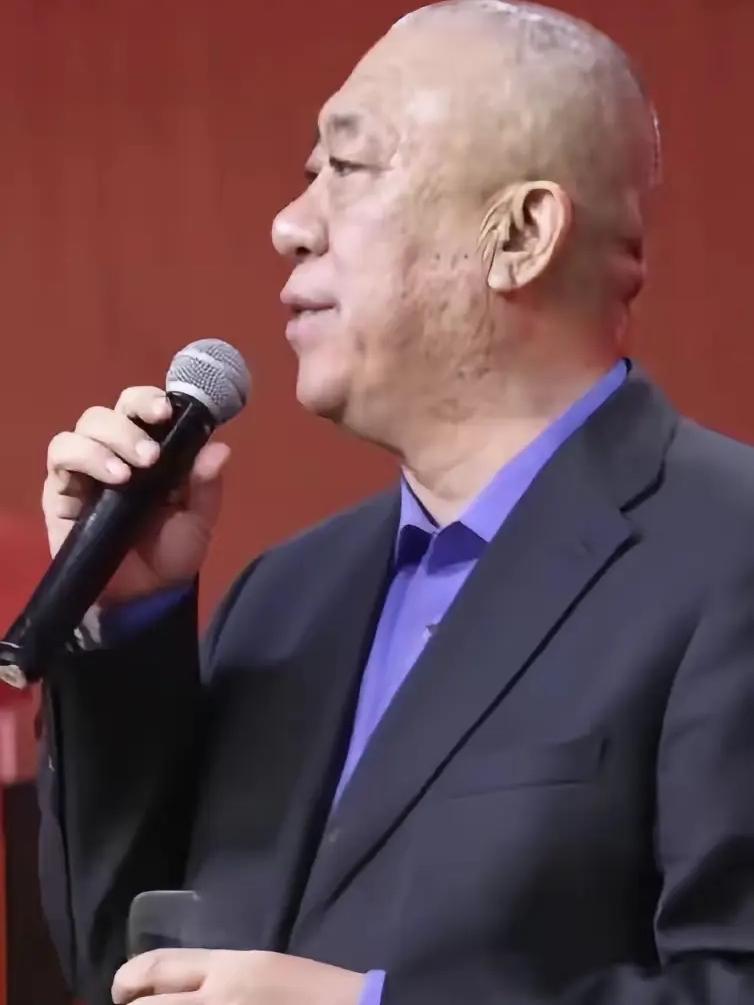 河南一矿山老板崔培军，连续两次暖心操作让网友看得目瞪口呆。在表彰会上直接给优秀员