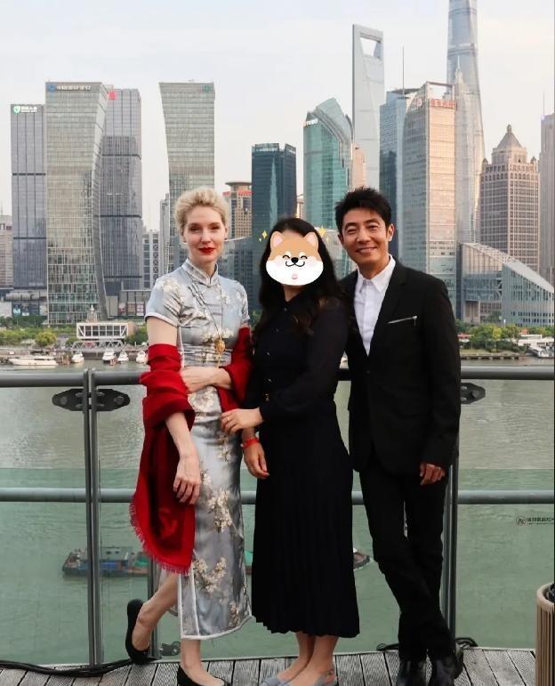 欧美女人花期短，这话真不是没道理。撒贝宁夫妻俩最近跟友人聚会的近照一曝光，评论区