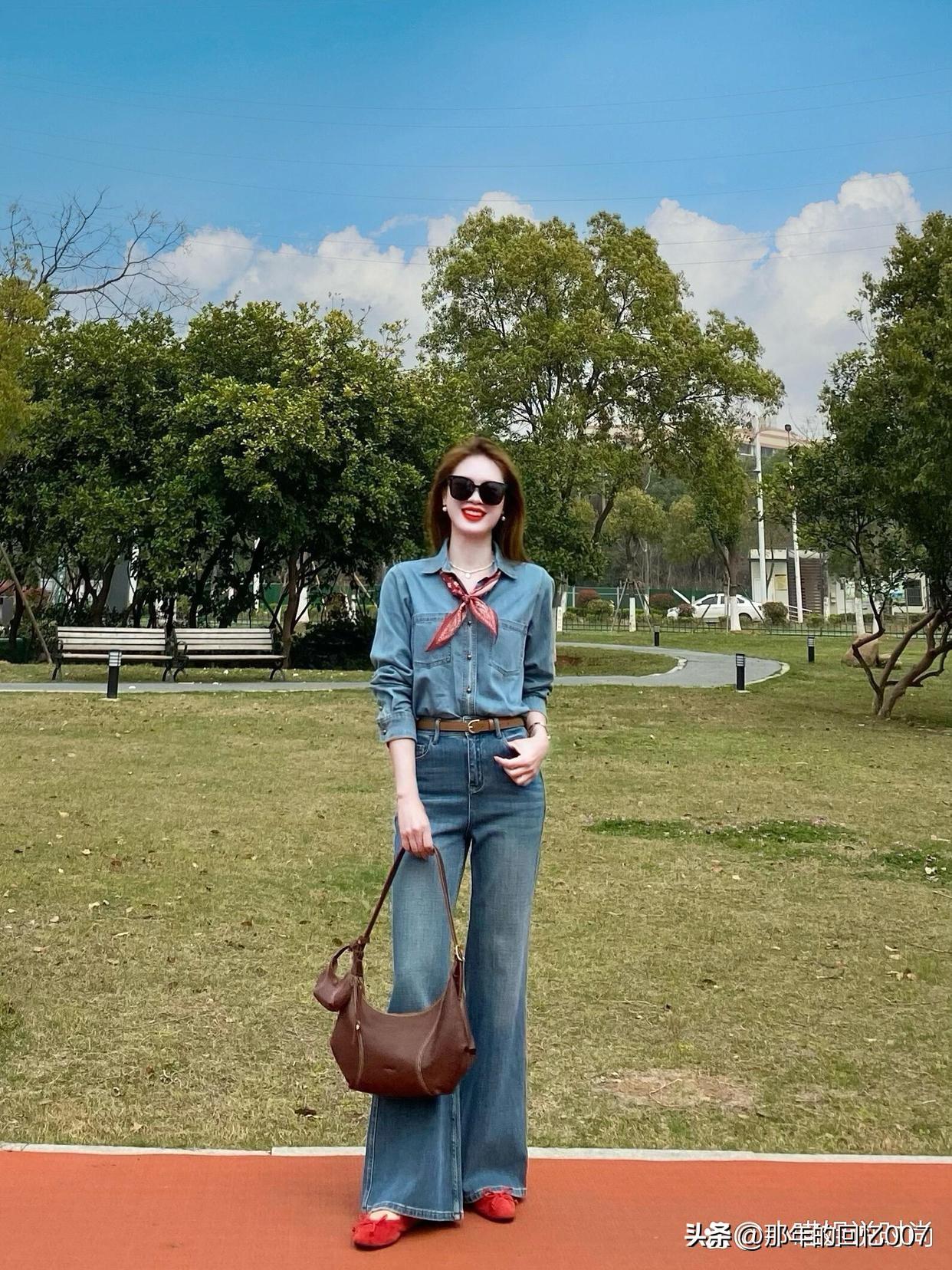 复古牛仔风穿搭真的太绝了，就像杨幂那套，做旧牛仔外套配阔腿裤，宽松版型超酷随性。