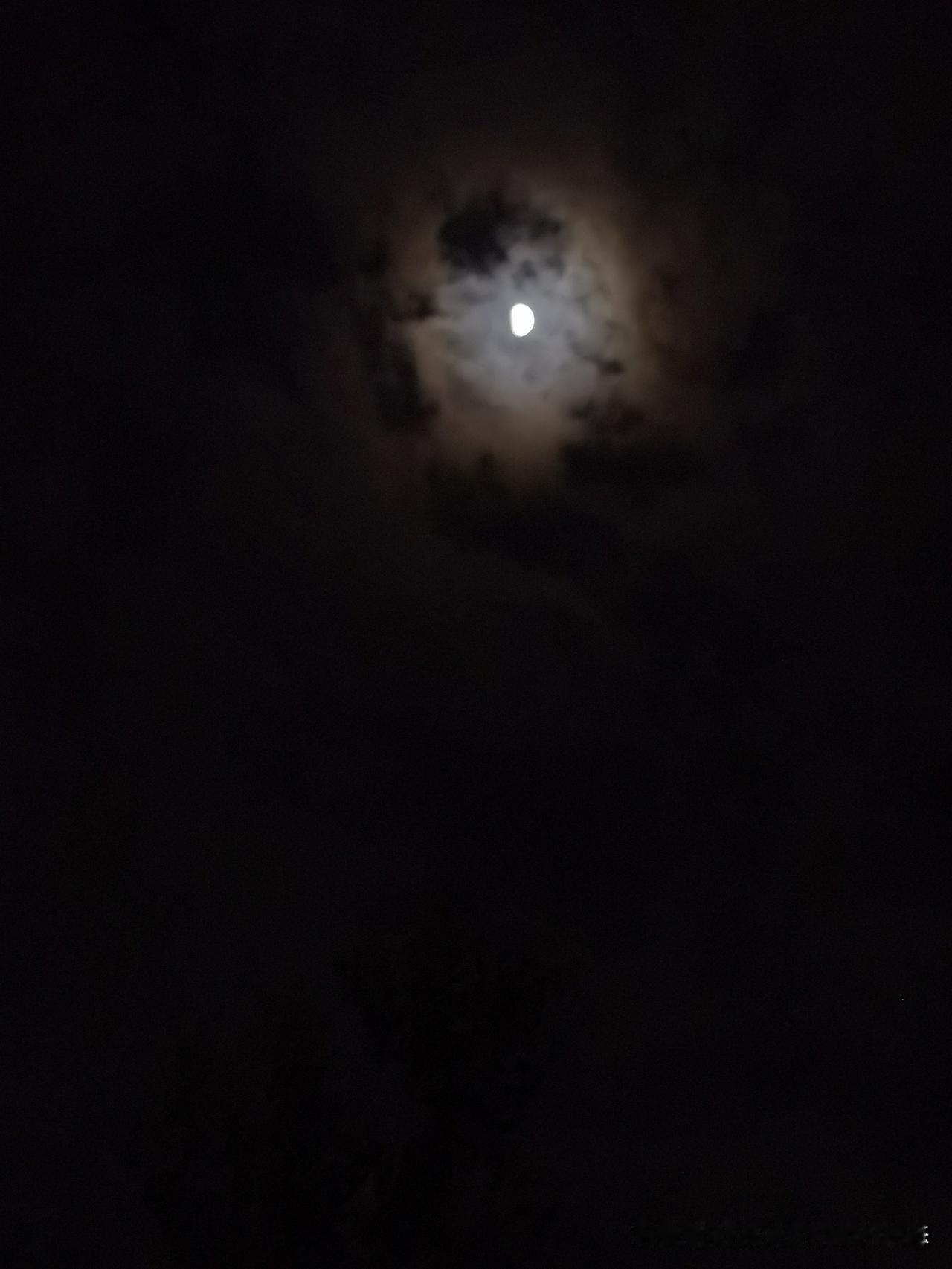一轮明月照九州
天地循环，万物轮转。

      面对苍茫宇宙，人类又是何其渺