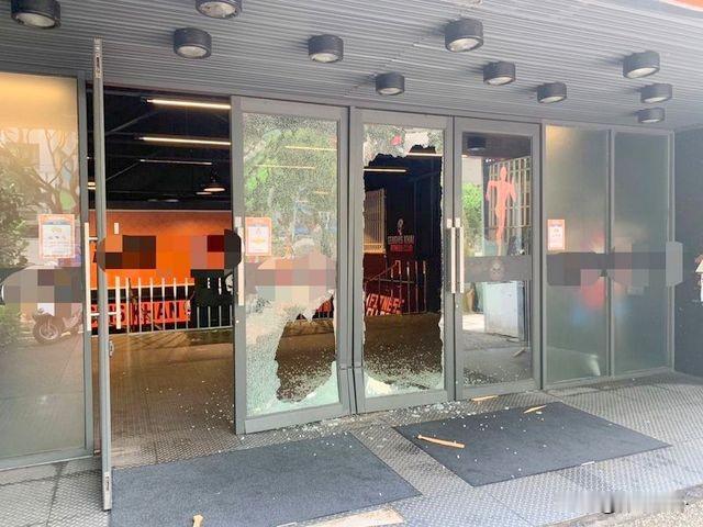 因为支持柯文哲，健身房被砸？
昨天，支持柯文哲的网红馆长陈之汉的健身房被人砸了