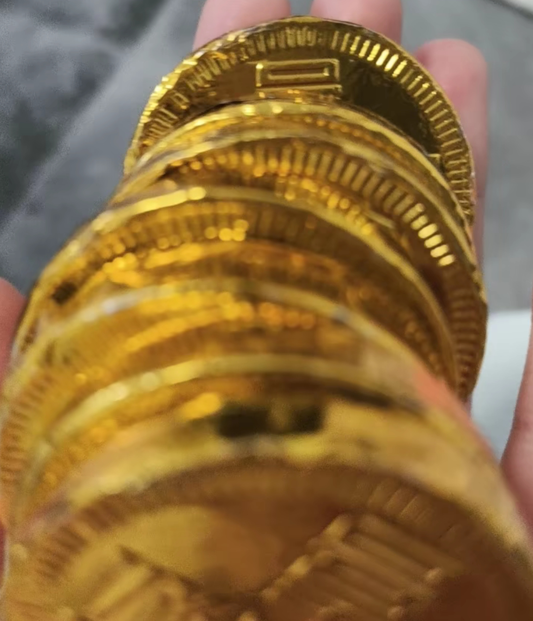 金价又又又大跌 跌了也无妨，黄金底气仍在，血条依旧很厚，真跌回起点我一定会第一时