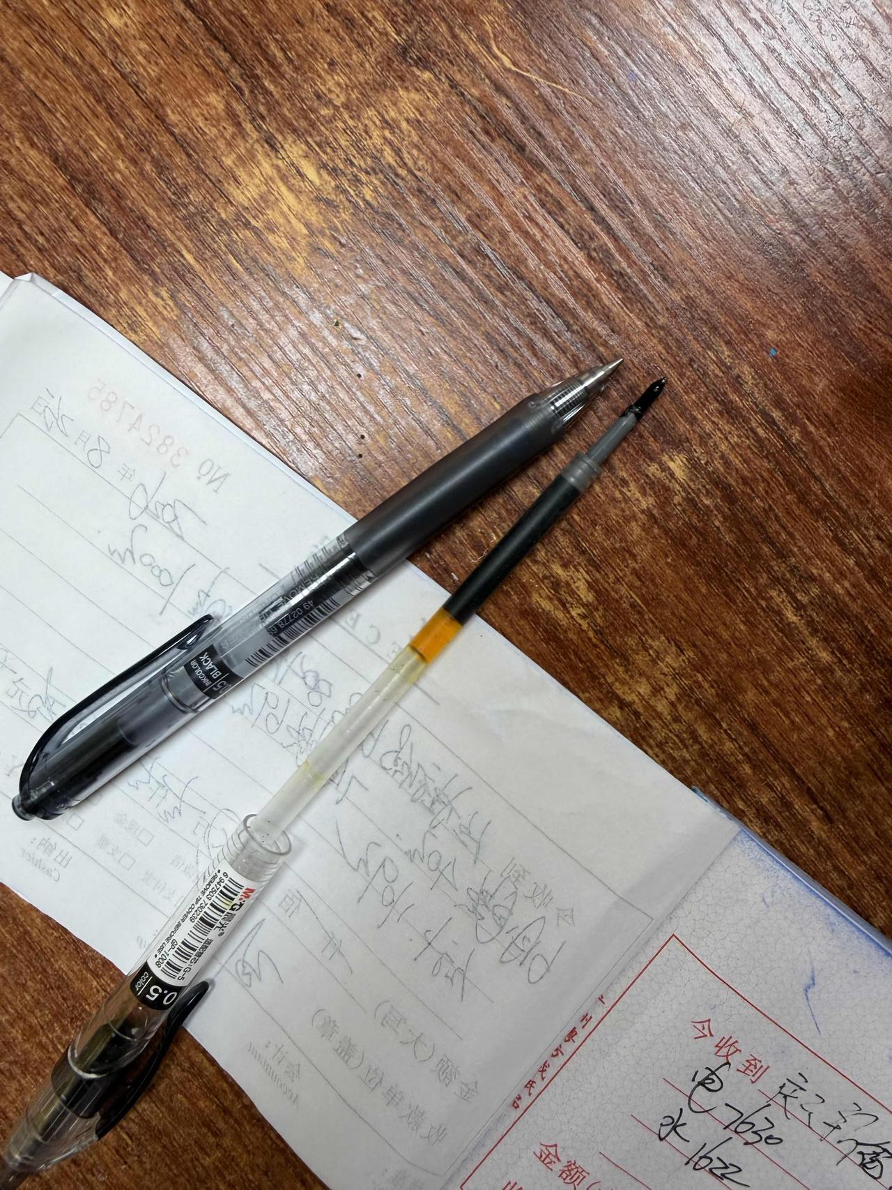 晨光的中性笔太垃圾了，经常漏液，看看人家三淩
