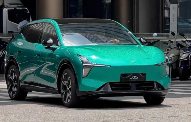 小鹏是不是疯了？一台16.98万起的SUV，副驾零重力座椅、后排吸顶屏、20扬声