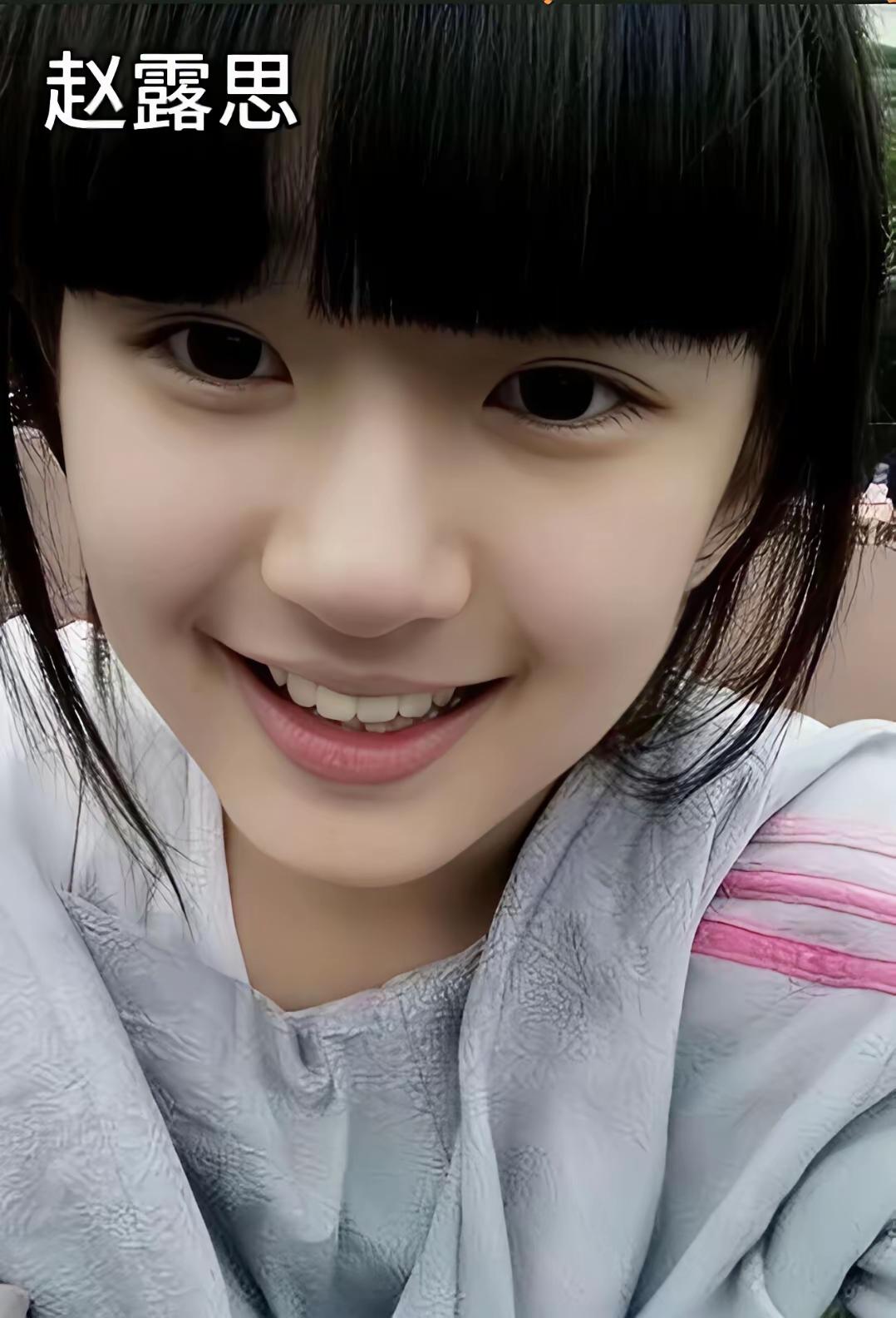 我的妈呀，学生时代的周也太好看了吧，这在人群中绝对是闪光的 
学生时代的赵露思，