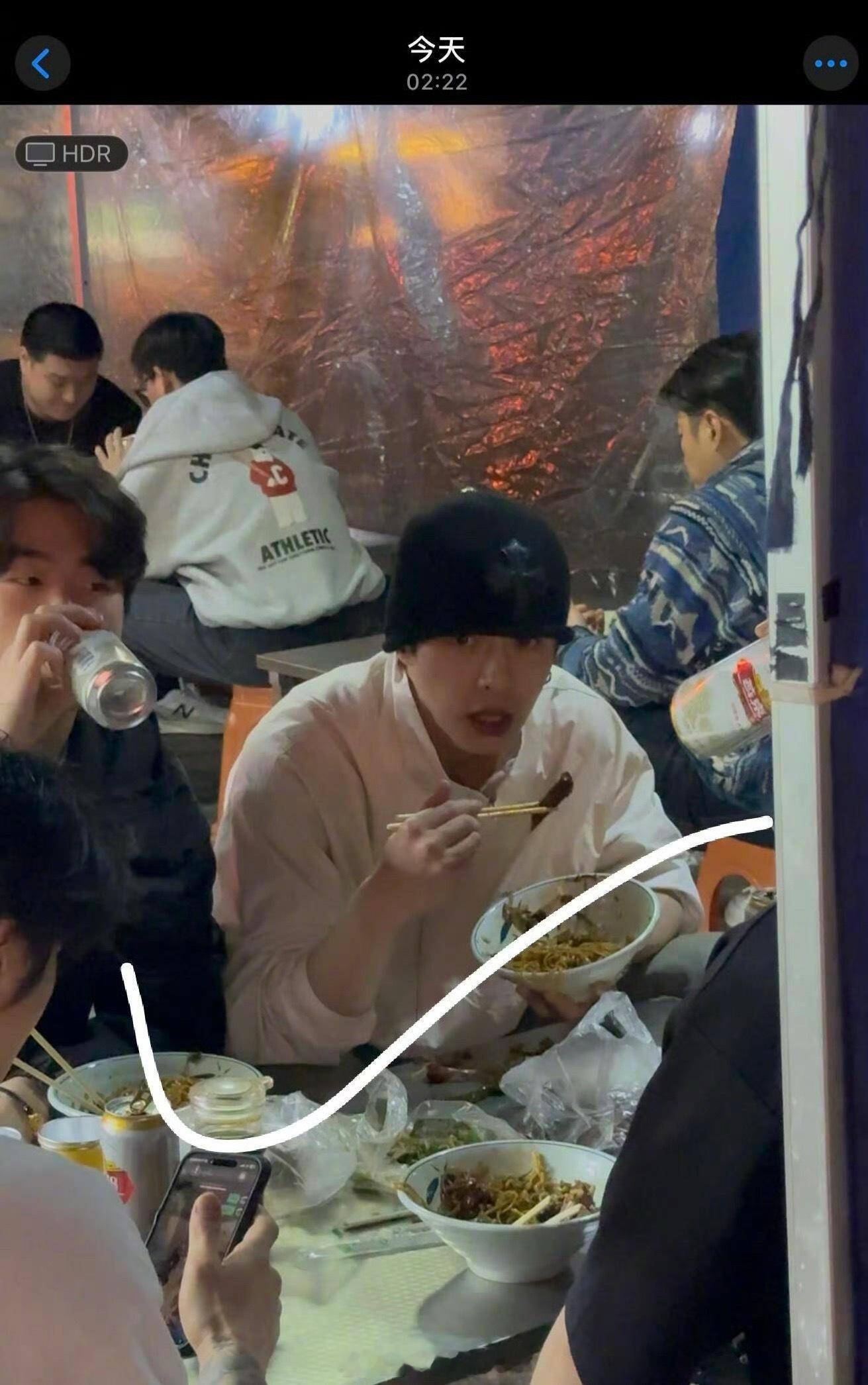 有人拍到了何与在横店和朋友吃饭，感觉有点冒犯… 