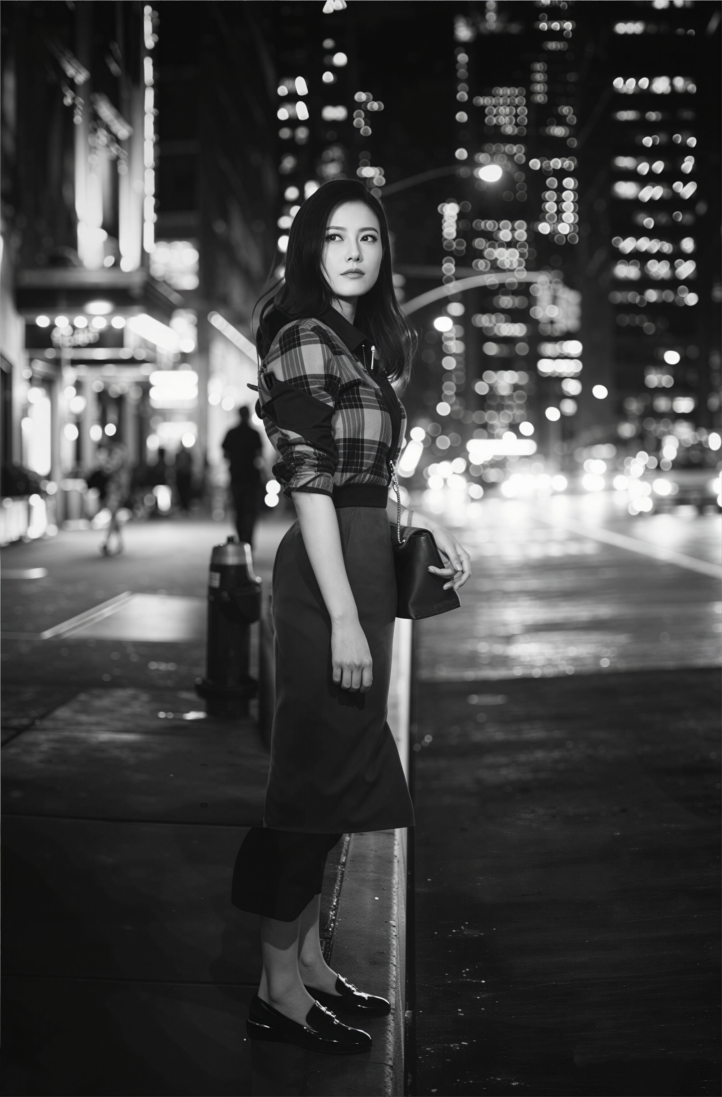 高圆圆 这组纽约夜景街拍，在流动的光斑与都市霓虹里，藏着对抗焦虑的温柔力量。她身