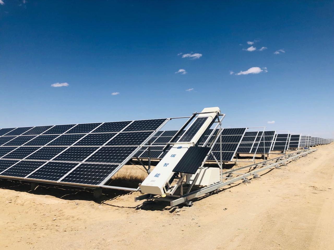 路透社消息：中方正考虑限制向美国出口先进太阳能制造设备。

有意思的是，美国一边