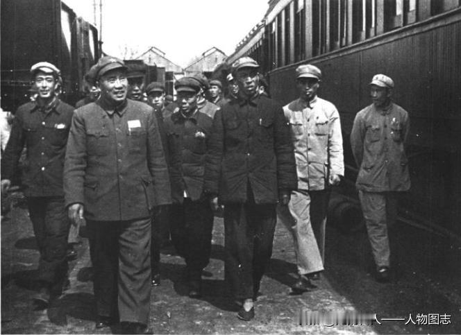 1950年4月16日，朱德视察北京长辛店机车车辆厂。