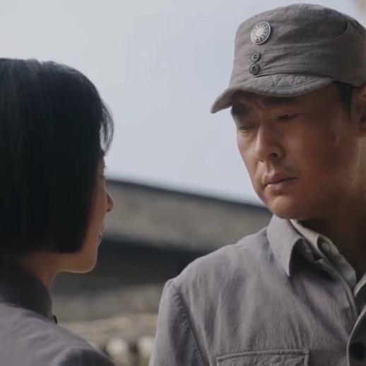 《九个弹孔》里，李智信为救潘祖望负重伤，昏迷不醒那段，真让人揪心。这剧围绕李智信