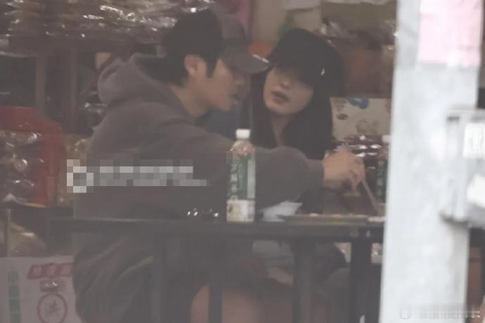 曹格带女生与友人吃饭曹格新恋情？ 据台媒，曹格被拍带女生与男友人聚餐，两人不仅同