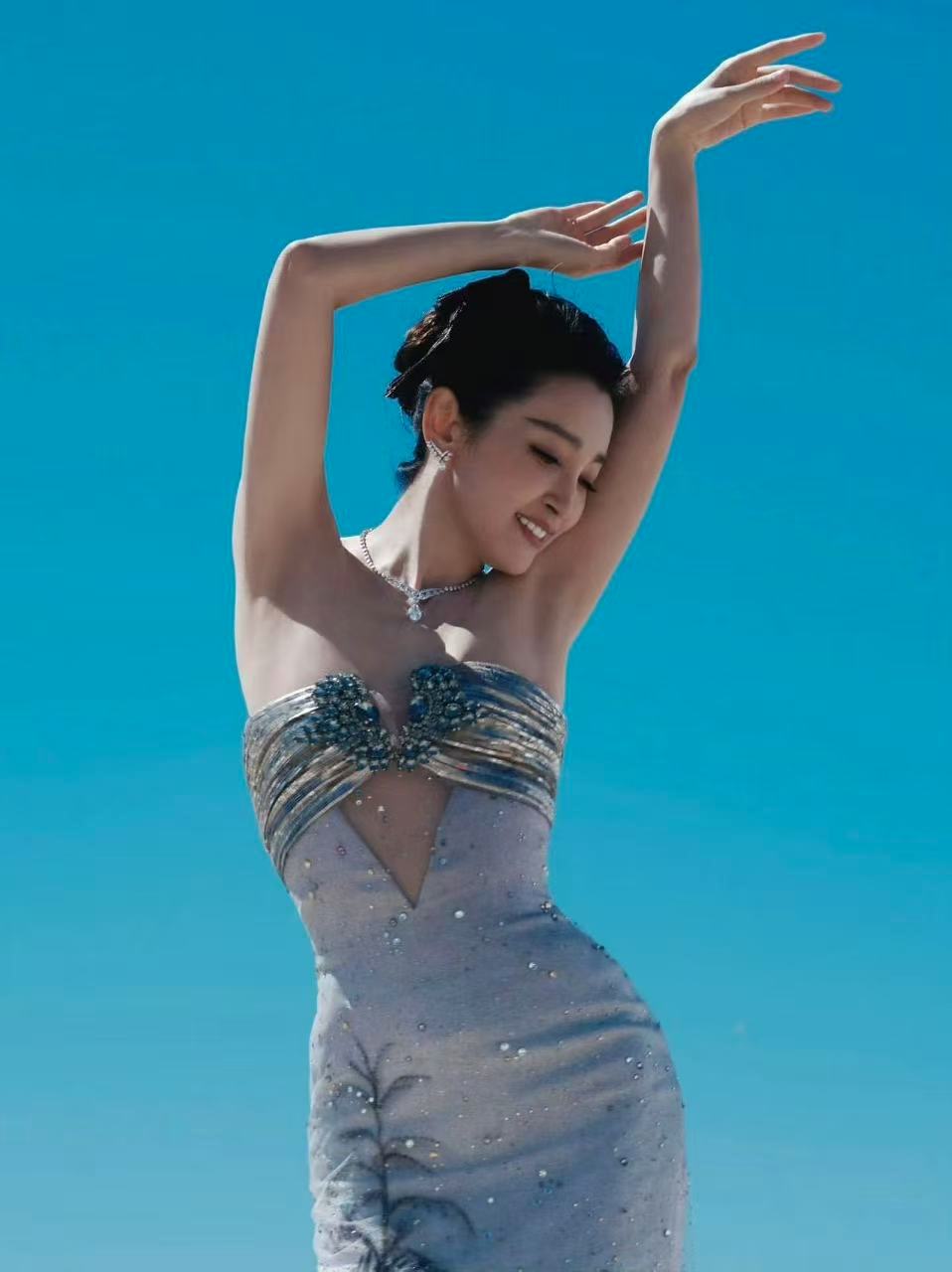 李冰冰G社生图李冰冰时隔十年重返戛纳时隔十年重返戛纳，大花气质！ 