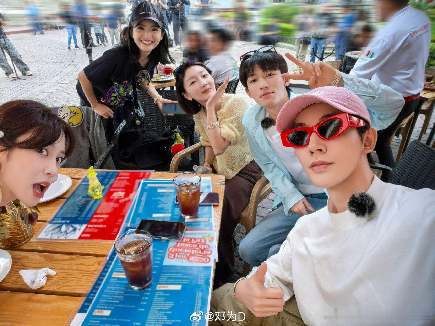 花少8有自己的团圆方式花儿与少年旅途之中互相照顾，一起闲逛市集，碰杯闲谈，共同欣