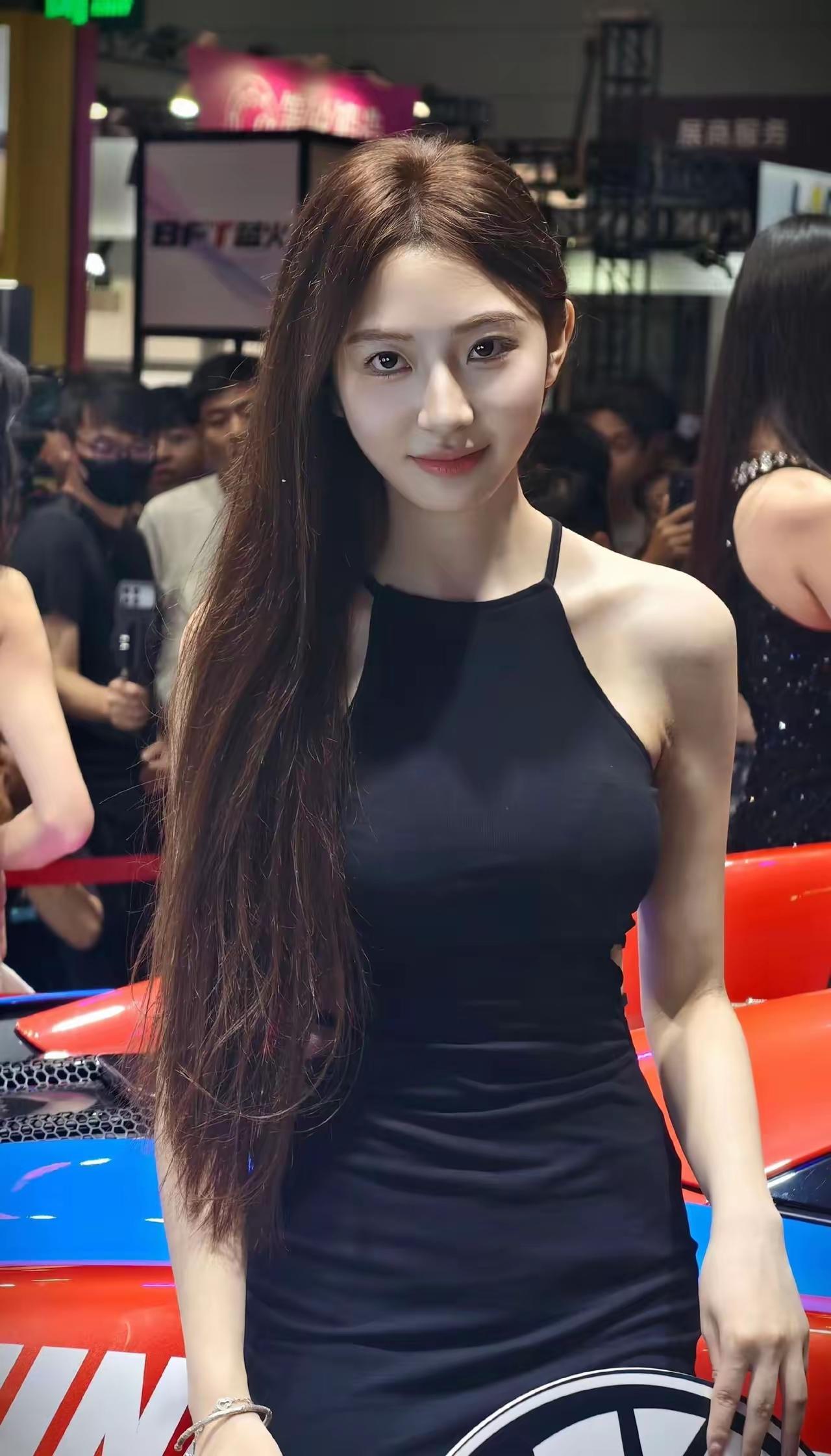 靓丽美女车模小雨滴