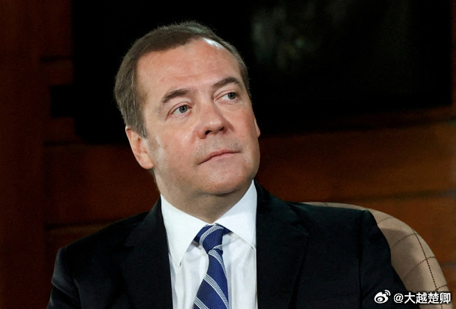 梅夫发帖劝告中东各国别天真，容留美军基地非但无助于安全，反而会招致灾祸。因为美国