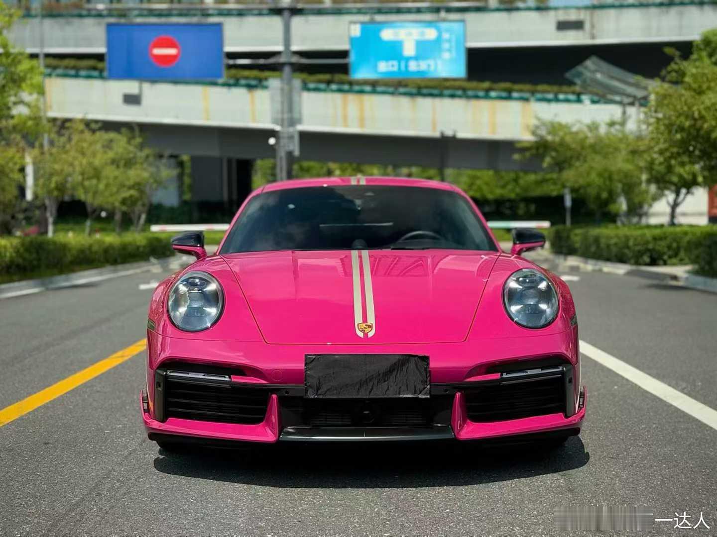 保时捷911 Turbos ，20周年纪念版，定制漆：星光宝石红价值12.2w，