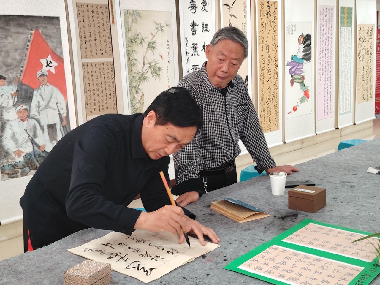 分享一张最近随手拍的照片汝阳县老人字画培训班